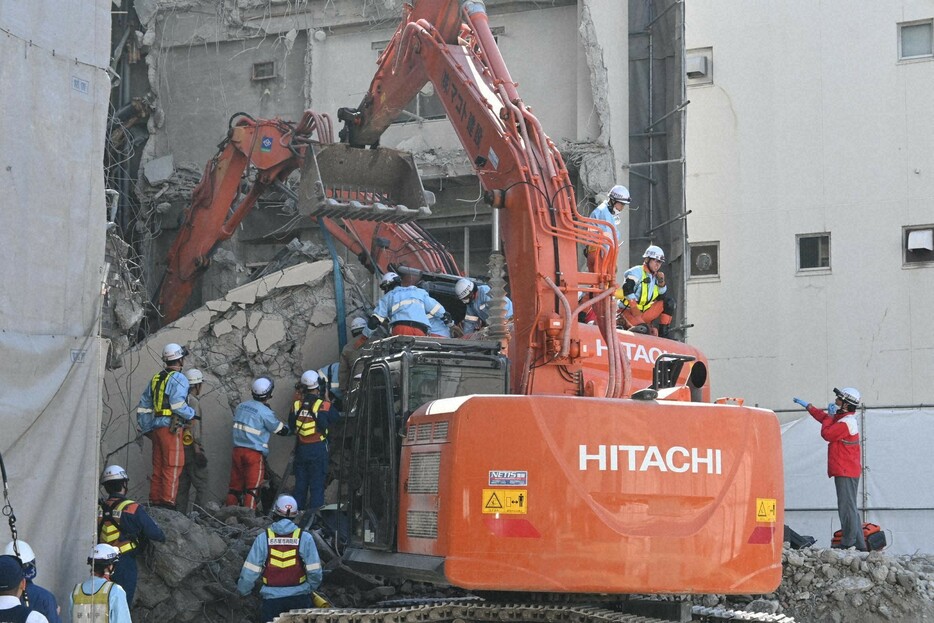 崩れたコンクリートの下敷きになった男性作業員の救出活動を行う消防隊員ら＝名古屋市中区で2024年10月25日午前11時10分、荒木映美撮影