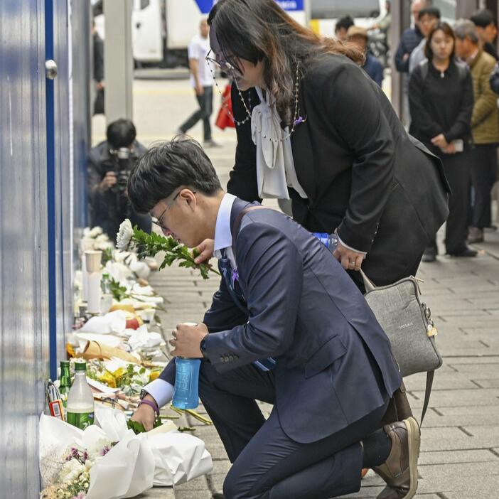 29日、ソウル・梨泰院の雑踏事故から2年となり、現場に花を手向ける人々（共同）