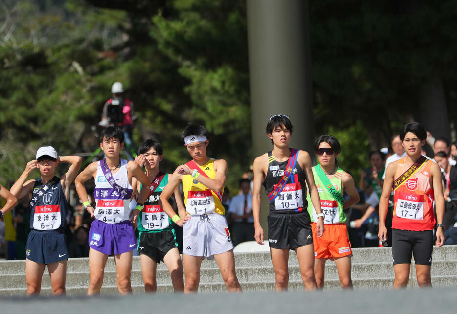 出雲大社のスタートに臨む1区の選手ら（撮影・上山淳一）