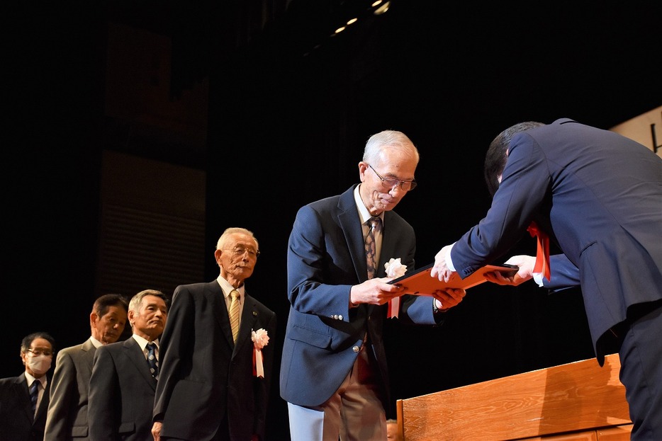 認定通知書を受け取る各会長たち（市民館で）