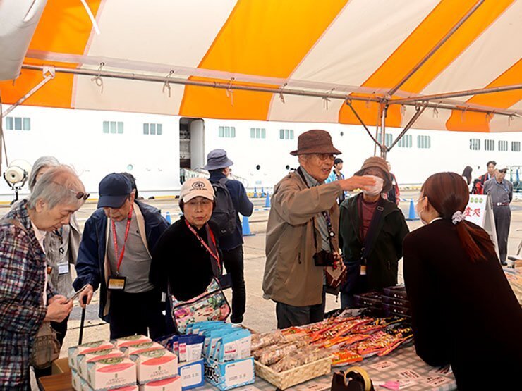 乗船客でにぎわう伏木万葉ふ頭に設けられた高岡の土産コーナー