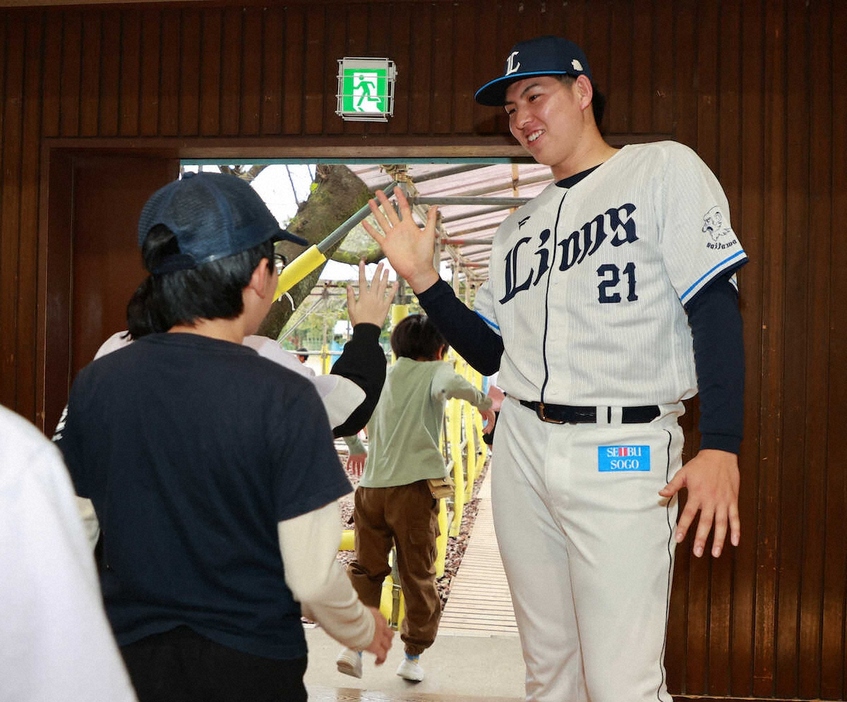 美原小を訪問した武内はハイタッチで子供たちを見送る（撮影・篠原岳夫）