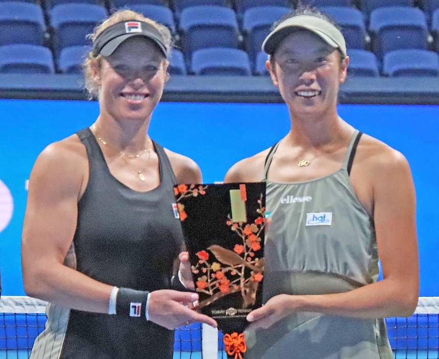 （左から）ラウラ・シゲムンドと柴原瑛菜[画像/tennis365.net]