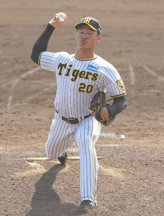 今年２月の宜野座キャンプ、紅白戦に登板した阪神・森木大智