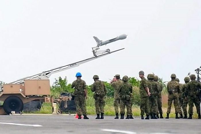 自衛隊員らが見守る中、訓練海域へ飛ばされた自衛隊無人機「スキャン・イーグルⅡ」＝29日午前９時20分、伊是名村の場外離着陸場