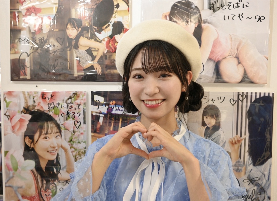 AKB48山内瑞葵1st写真集発売記念のパネル展が開催！写真は「HMV三宮オーパ」