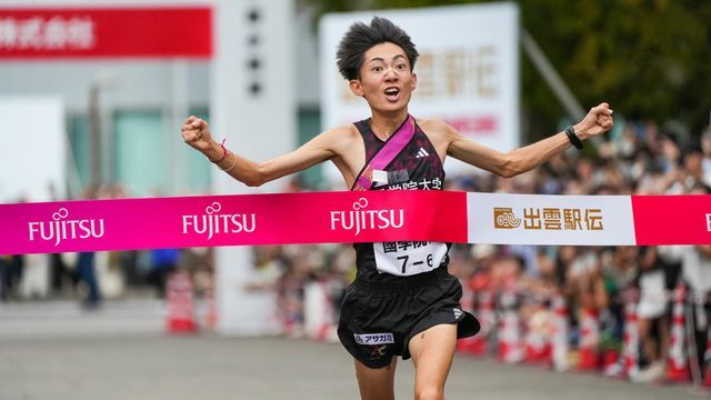 5年ぶりの優勝テープを切り、ガッツポーツを見せる平林清澄選手