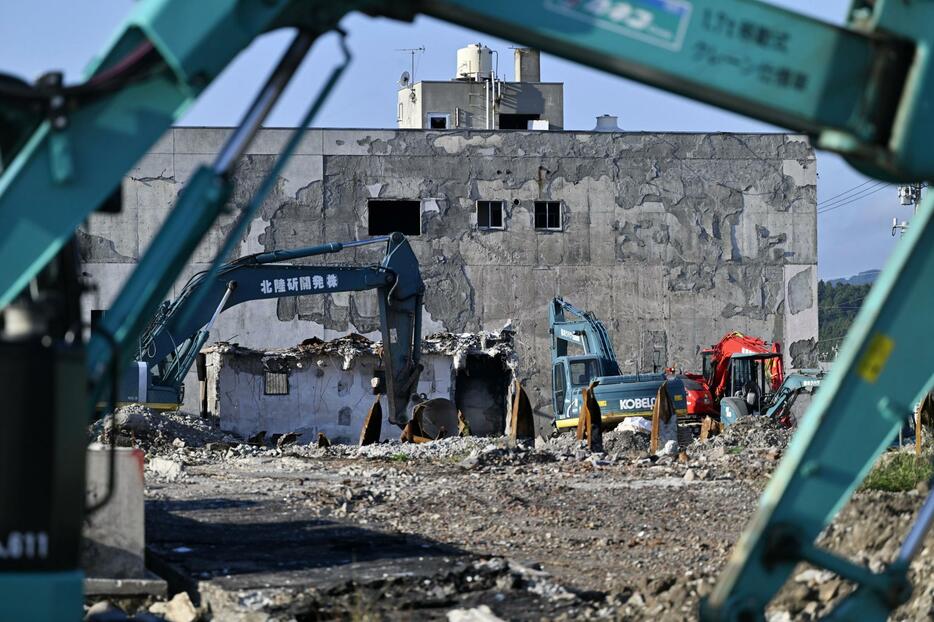 解体作業が続く石川県輪島市の「輪島朝市」周辺。地震から9カ月がたった＝1日午前