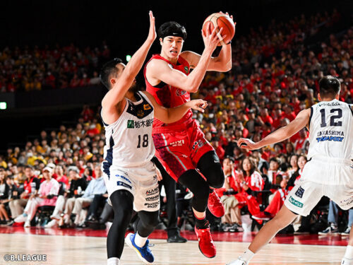 16得点8リバウンドを挙げた先発の渡邉（中央）［写真］＝B.LEAGUE