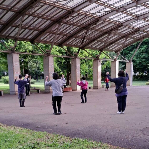 人が集まるからこそ、できることがいろいろある。お月見や近くの公園でラジオ体操など、参加したい人だけが参加するイベントもあり、それぞれのつながり方で「孤独を感じないところが良い」という（画像提供／コレクティブハウス大泉学園）