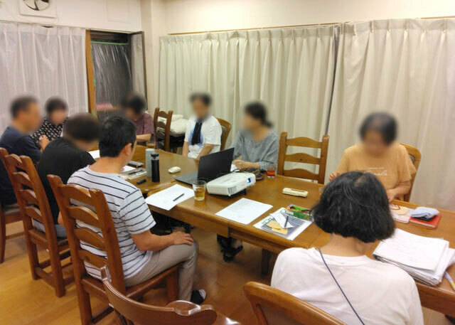 住人たちによる定例会の様子。ハウスの運営や方針について、全員が納得するまで時間をかけて話し合う（画像提供／コレクティブハウス大泉学園）