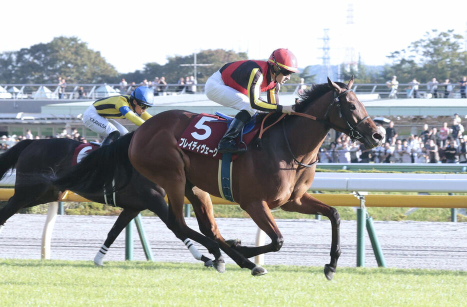 府中牝馬Sを制したブレイディヴェーグ（右）（カメラ・荒牧　徹）