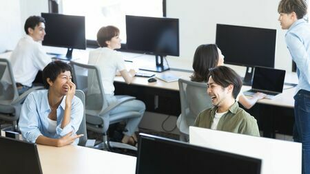 職場に親友がいる人は生産性が高く、企業の業績も好調であることが知られています（写真：マハロ／PIXTA）