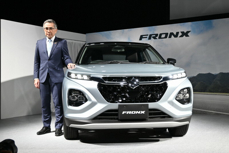 新発売の小型SUV「フロンクス」とスズキの鈴木俊宏社長＝東京都中央区の「ベルサール東京日本橋」で2024年10月16日午前11時6分、秋丸生帆撮影