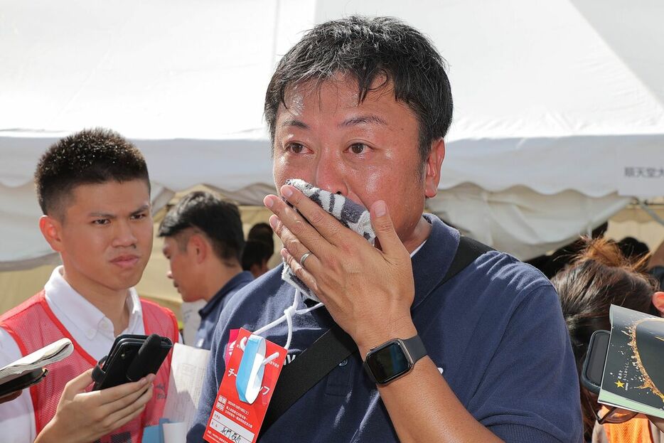 うれし泣きする順大・長門俊介監督（カメラ・小泉　洋樹）