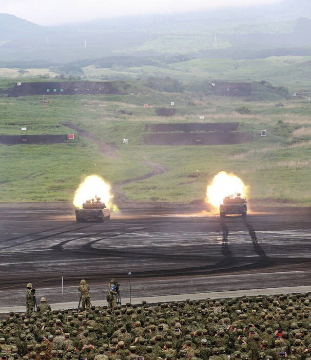 報道公開された陸上自衛隊の富士総合火力演習＝５月２６日、静岡県の東富士演習場