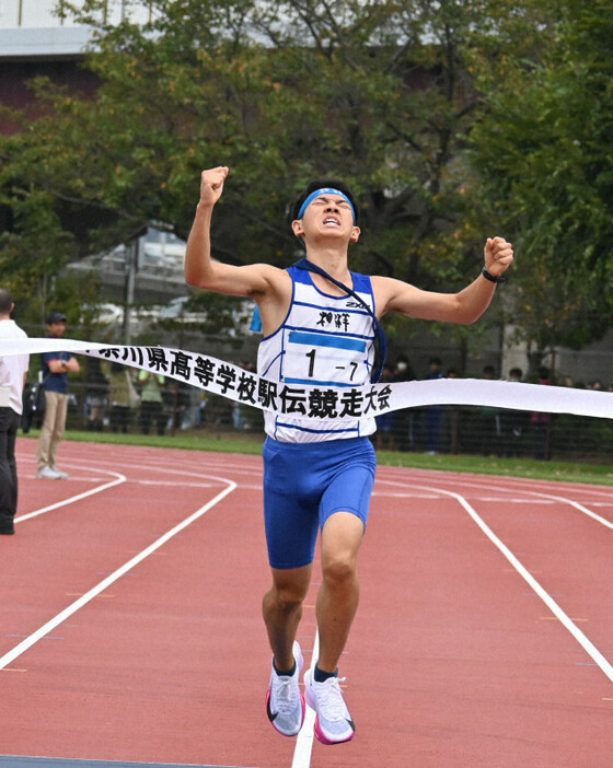 2年連続で優勝した相洋の小松和久也＝横浜市港北区の日産フィールド小机で2024年10月27日午後3時9分、矢野大輝撮影