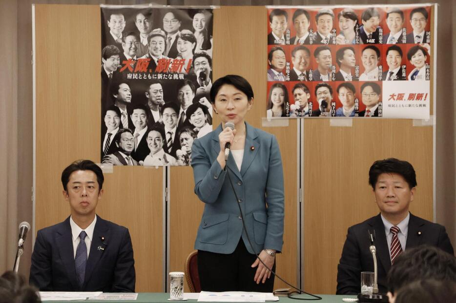 記者会見する自民党の小渕優子組織運動本部長（中央）、自民府連会長の谷川とむ衆院議員（左）ら＝4日午後、大阪市