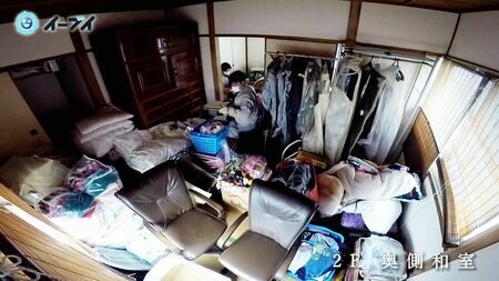 2階には2部屋の和室があるが、モノであふれており、足の踏み場がない（画像：「イーブイ片付けチャンネル」より）