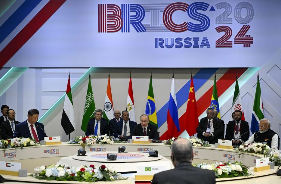 23日、ロシア中部カザンで、BRICS首脳会議に参加するロシアのプーチン大統領（中央）ら各国首脳（AP）