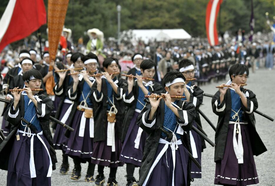 京都御苑を出発する「時代祭」の行列＝22日午後、京都市上京区