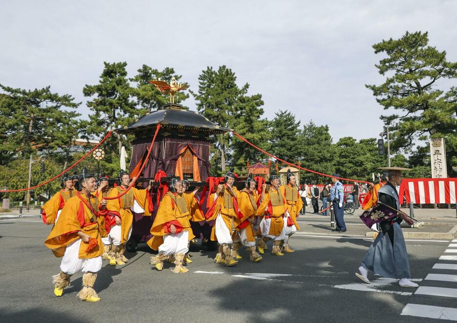 平安神宮を出発する「時代祭」の神幸列＝22日午前、京都市左京区