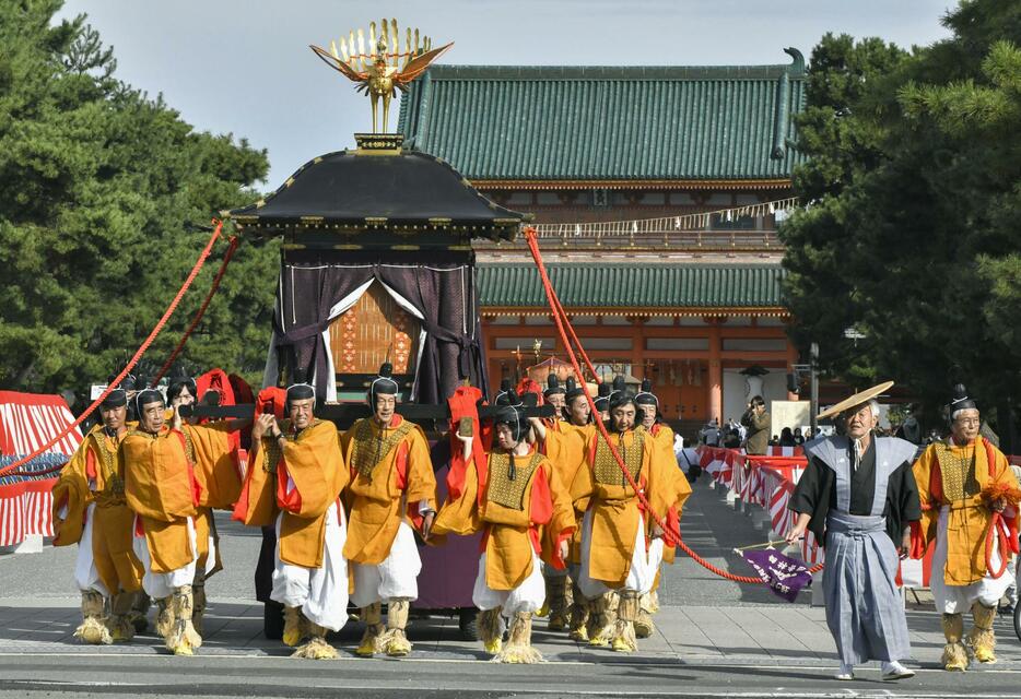 平安神宮を出発する「時代祭」の神幸列＝22日午前、京都市左京区