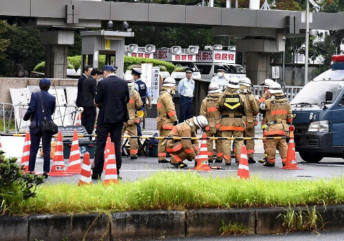 火炎瓶のようなものが投げ込まれた自民党本部前（１９日午前６時５５分、東京都千代田区で）