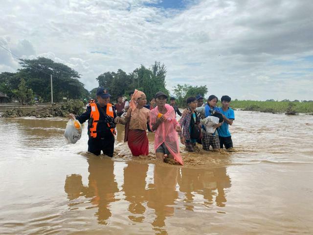 ミャンマーを襲った台風で被害を受け、避難する住民たち。現地の救助当局が2024年9月13日に公開した