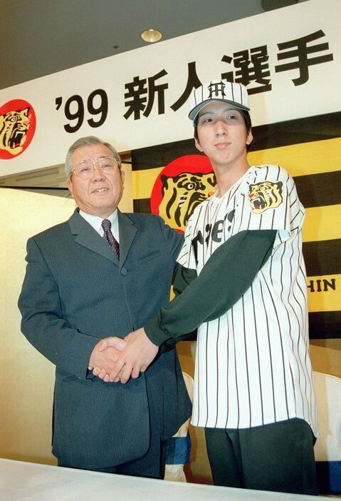 1998年12月の新入団発表で野村監督㊧と握手する藤川球児