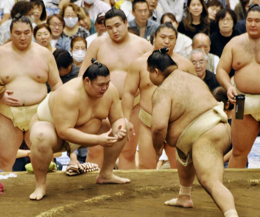 秋巡業が始まり、ぶつかり稽古を行う新大関大の里（手前左）＝東京都足立区