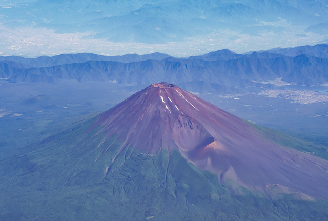 富士山の山頂火口(中心火口。いわゆるお鉢)と、南東斜面に開く宝永火口(中央やや右の大きな窪み)　photo by gettyimages