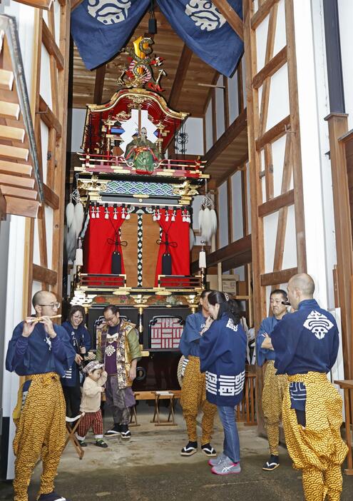 岐阜県高山市で「秋の高山祭」が始まり、街中の蔵に入った状態で公開された豪華絢爛な屋台＝9日午前