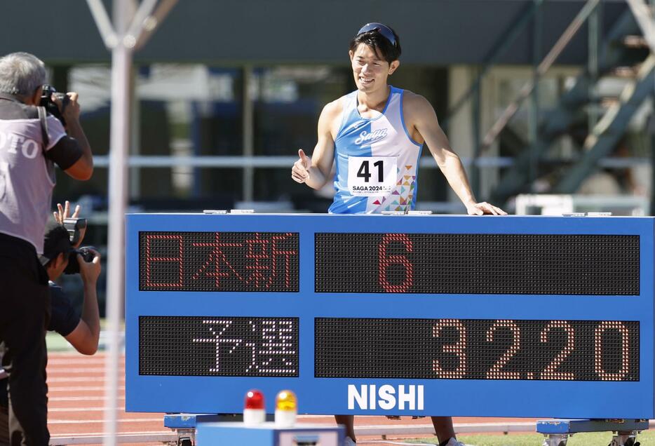 成年男子300メートル予選で32秒20の日本新をマークした佐賀・今泉堅貴＝SAGAサンライズパーク陸上競技場