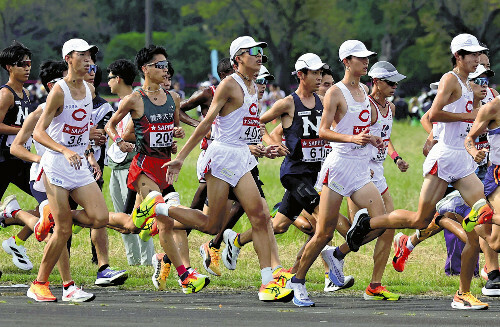 予選会で好走を見せた中大の選手たち（手前）＝後藤嘉信撮影