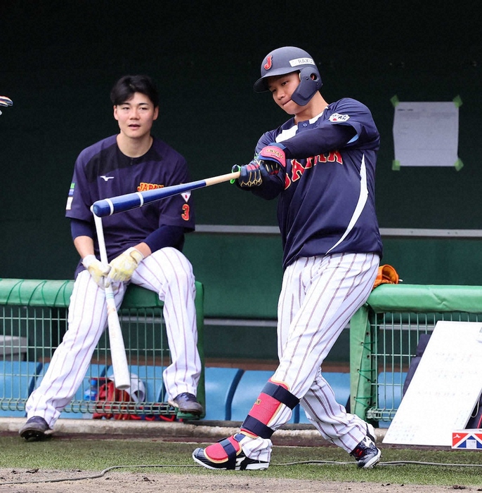 ＜侍ジャパン合宿＞清宮（左）の前で素振りをする森下（撮影・光山　貴大）