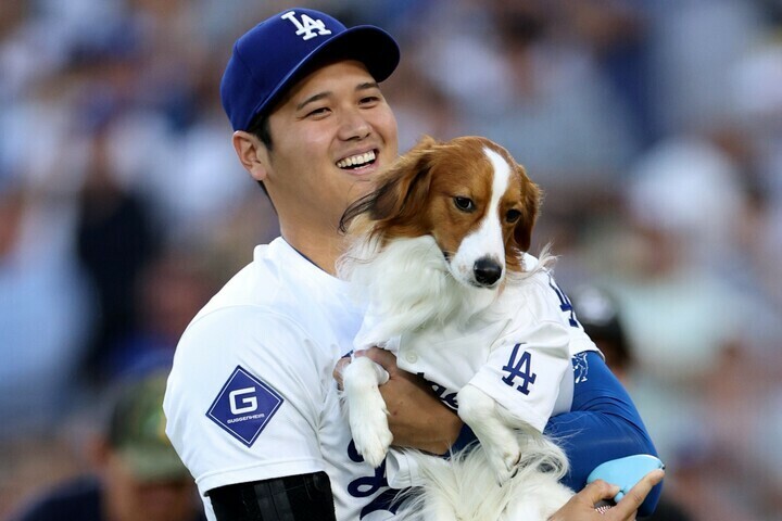 デコピンと一緒に出勤した大谷。(C) Getty Images