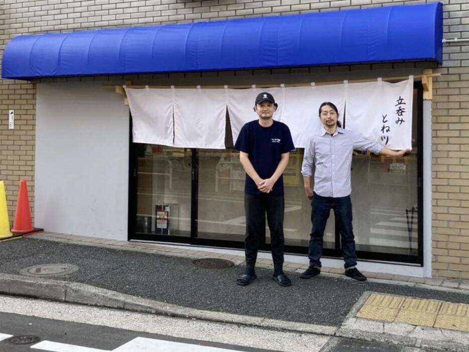 （左から）「立呑み とね川」店主の綿貫和人さん、総料理長の荒井克也さん