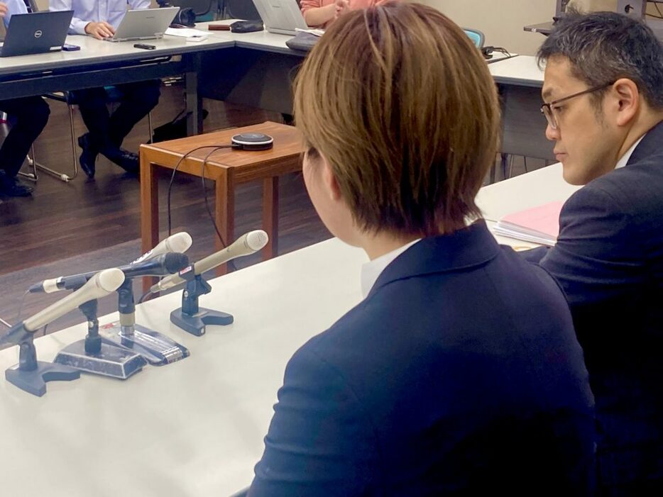 会見で女性は、加害者の男性選手から「性加害をバラしたら地獄やからな」と、事実上の“口止め”を強いられたと明かした〈2024年10月30日午後 神戸市中央区〉