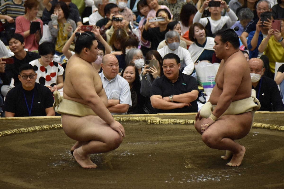 大関同士の申し合いを視察する八角理事長