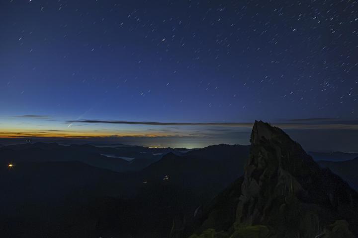 上岩さんが撮影した「紫金山・アトラス彗星」と天狗岳＝1日午前4時53分（約2分露光）