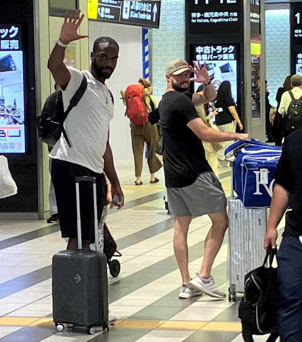 JR広島駅から帰国の途につくハーン（左）とハッチ