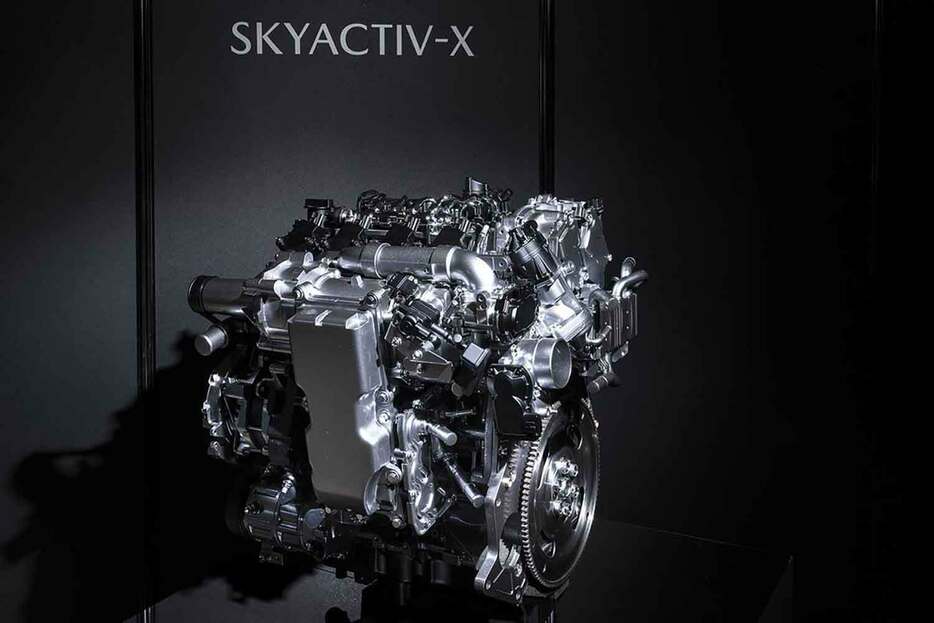 マツダのSKYACTIV‐Xは夢のエンジンとして多くの注目を集めた。しかし、思いのほかパワーがなく、燃費もディーゼルエンジンには及ばない、中途半端なものとなってしまった。