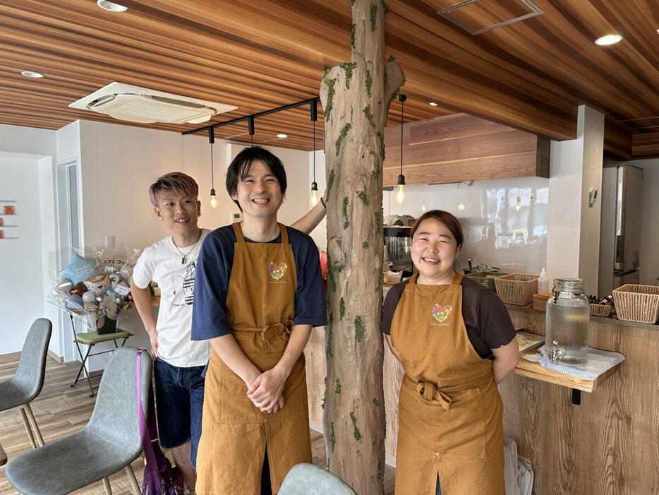 （右から）かつて、ひきこもりだったという店長の山中さん、統合失調症を抱えていた川奈部さん、店主の山田さん