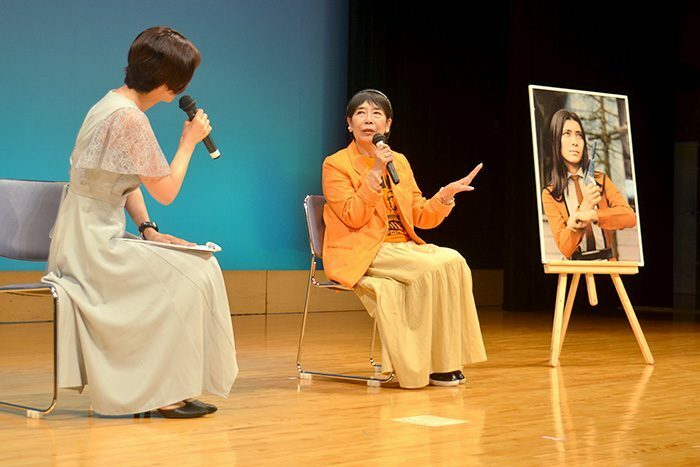 撮影当時のエピソードを披露するウルトラマンシリーズ初代ヒロイン桜井浩子さん＝5日、南風原町立中央公民館