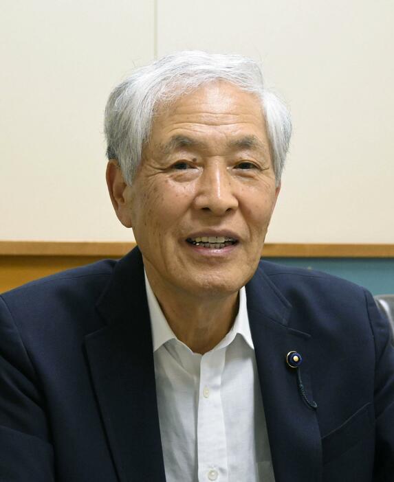 取材に応じる香川県森林組合連合会の五所野尾恭一会長＝2024年9月5日、高松市