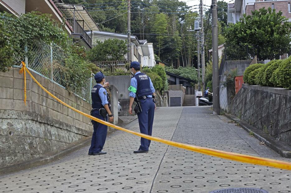 住人の男性が死亡しているのが見つかった住宅付近＝17日午前、横浜市青葉区