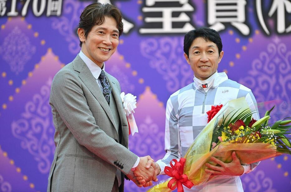 武豊騎手とプレゼンターの佐々木蔵之介＝27日、東京競馬場（撮影・奈良武）