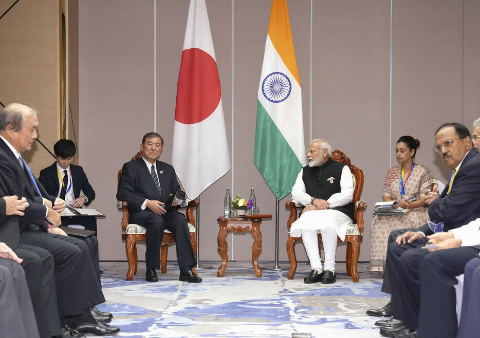 会談する石破茂首相（中央左）とインドのモディ首相（同右）＝１０日午後、ラオス・ビエンチャン（代表撮影）