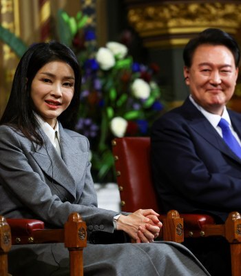 尹錫悦大統領(右)と金建希夫人　by Gettyimages